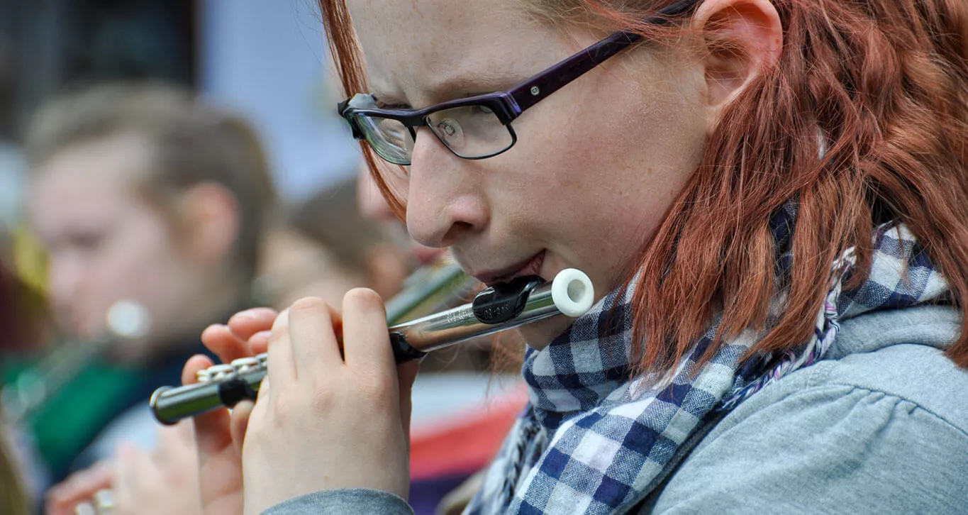 Ein Mädchen spielt konzentriert Spielmannsflöte.